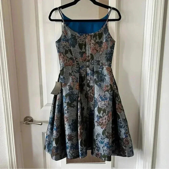 NWT GAL MEETS GLAM Darryn Metallic Floral Dress Fit & Flare Sleeveless Size 0 - Picture 4 of 6